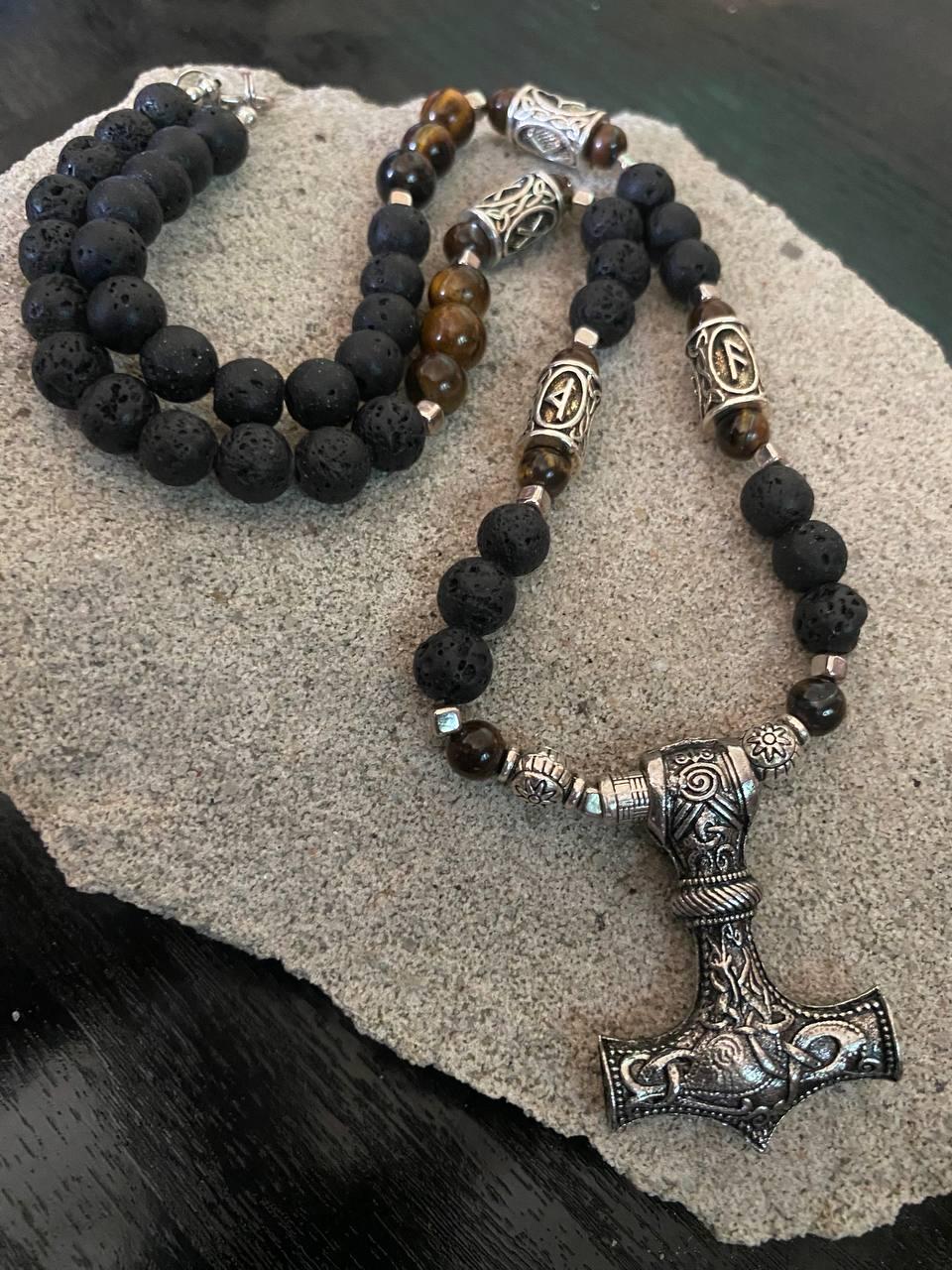 Колье LITAURS из натурального камня вулканическая лава тигровый глаз со стальными вставками рунами и кулоном оберег молот Тора (24076)