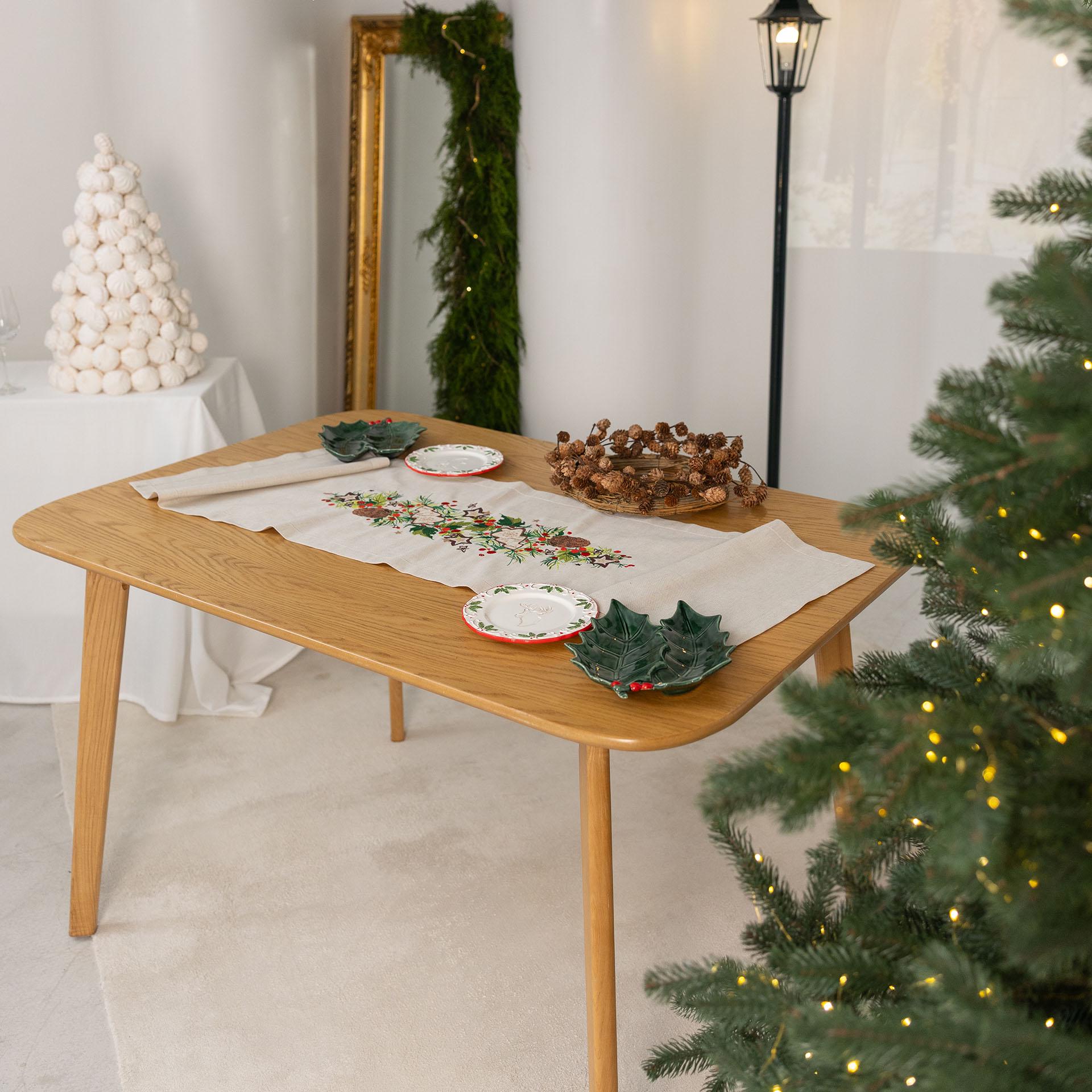 Доріжка на стіл новорічна Едельвіка Пряник і шишки 1,4х0,4 м (551-25/08) - фото 2 Доріжка на стіл новорічна Едельвіка Пряник і шишки 1,4х0,4 м (551-25/08) - фото 2