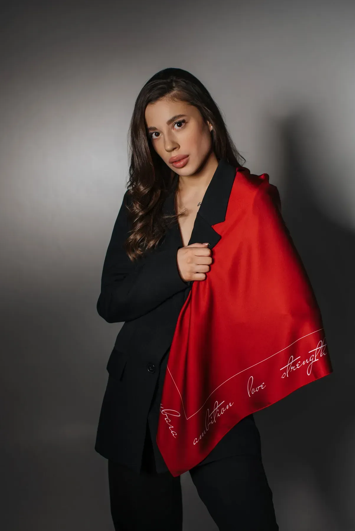 Платок Ты разная шелковый односторонняя печать 55х55 см Красный (27581353) - фото 2 Платок Ты разная шелковый односторонняя печать 55х55 см Красный (27581353) - фото 2