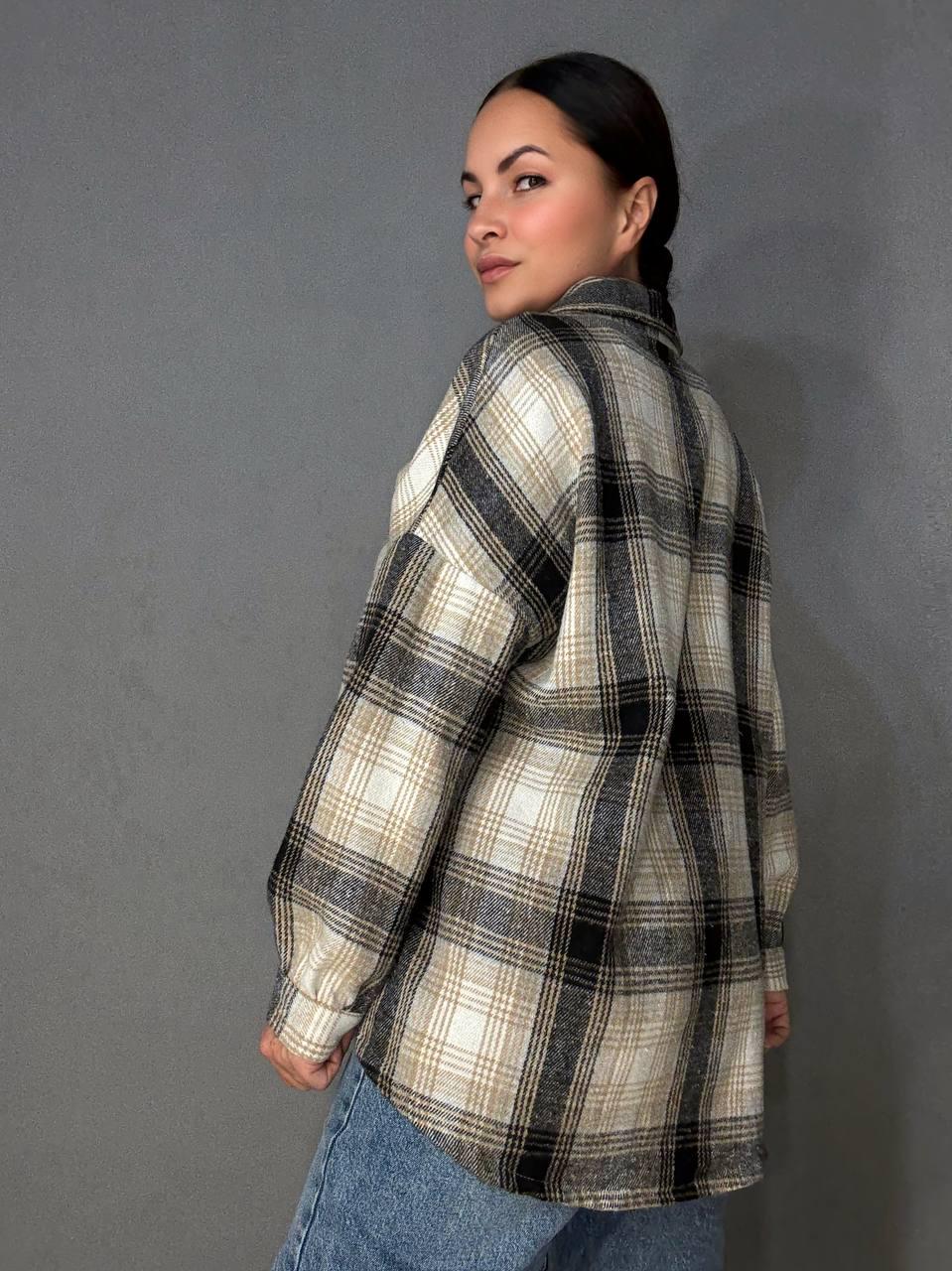 Сорочка жіноча A-N 211 картата оверсайз в клітинку тепла байкова кишеня OS Темно-бежевий (2954) - фото 3 Сорочка жіноча A-N 211 картата оверсайз в клітинку тепла байкова кишеня OS Темно-бежевий (2954) - фото 3