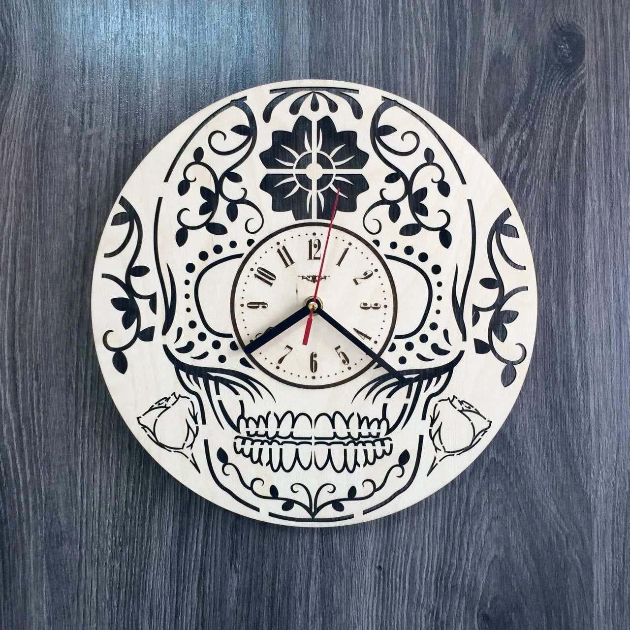 Часы настенные деревянные в готическом стиле