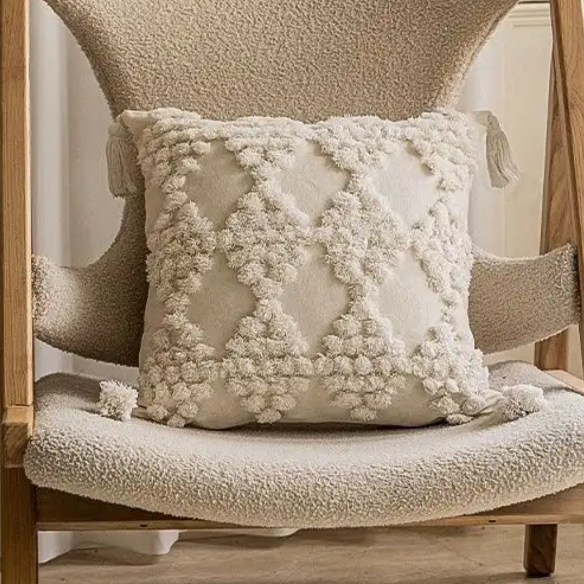 Наволочка декоративная хлопок с эффектным объемным узором квадратная с кисточками 45х45 см Кремовый (60078)