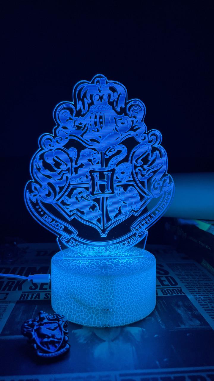 Нічник 3D LED Harry Potter герб Гоґвортс 16 кольорів USB/батарейки Білий (07-10) - фото 7 Нічник 3D LED Harry Potter герб Гоґвортс 16 кольорів USB/батарейки Білий (07-10) - фото 7