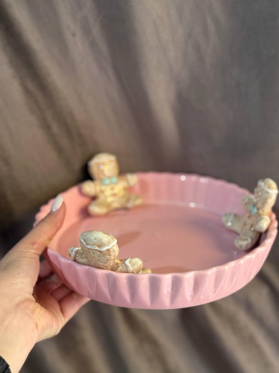 Блюдо сервірувальне новорічне BonaDi Пряниковий чоловічок керамічне 23 см Рожевий (834-451) - фото 4