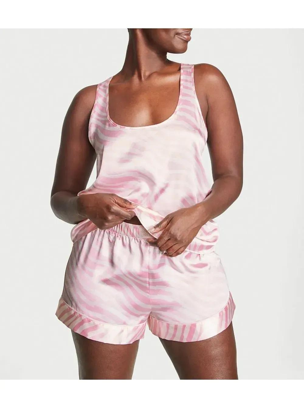 Піжама майка/шорти сатинова Victoria's Secret Short Cami PJ смужка Set XS Рожевий (26650812-26650850) - фото 1 Піжама майка/шорти сатинова Victoria's Secret Short Cami PJ смужка Set XS Рожевий (26650812-26650850) - фото 1