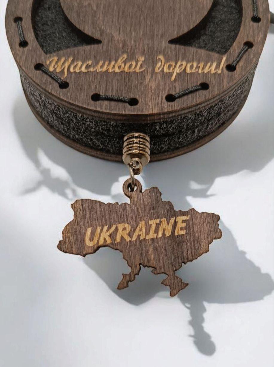 Ароматизатор для авто Iveco багаторазовий з дерева/войлока та аромапарфюм 10 мл в подарунковій коробці (119) - фото 4 Ароматизатор для авто Iveco багаторазовий з дерева/войлока та аромапарфюм 10 мл в подарунковій коробці (119) - фото 4