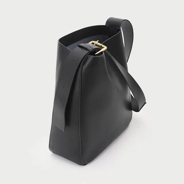 Женская сумка из экокожи с регулируемым ремнем M00029-1 28х30х8 см Черный/Золотистой фурнитурой - фото 3 Женская сумка из экокожи с регулируемым ремнем M00029-1 28х30х8 см Черный/Золотистой фурнитурой - фото 3