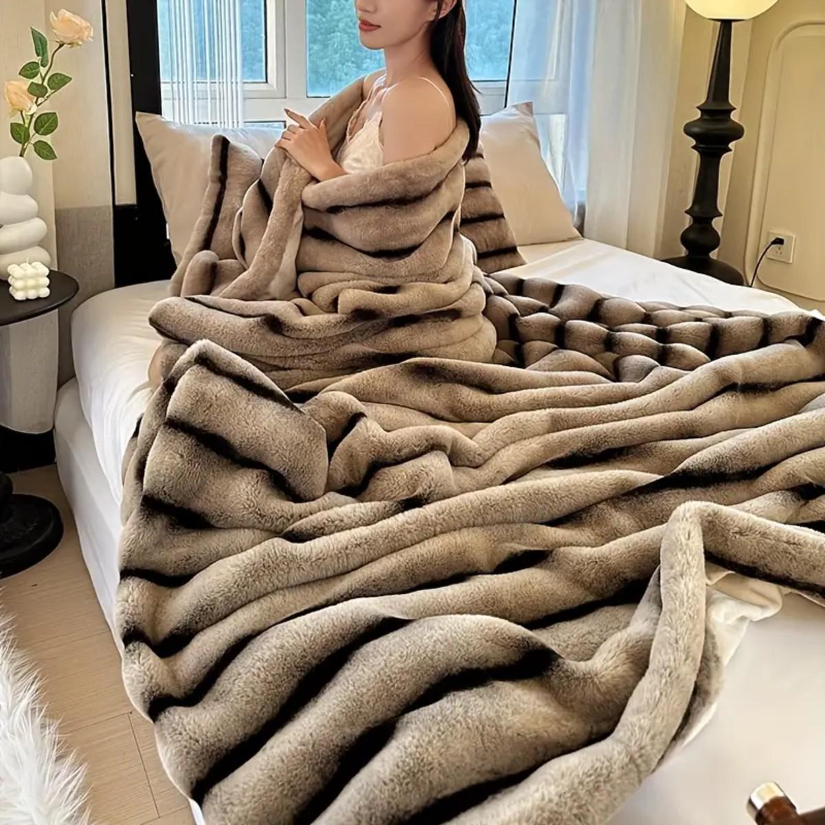 Плед корейский стиль Koloco Кролик евро ширина полоски 10 см 200х230 см Коричневый (40670) - фото 4 Плед корейский стиль Koloco Кролик евро ширина полоски 10 см 200х230 см Коричневый (40670) - фото 4