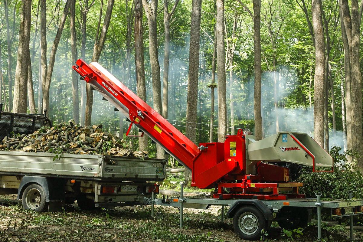 Подрібнювач гілок Arpal на шматки дров з бензиновим двигуном на причепі з поворотною платформою (АМ-200БД-К) - фото 25 Подрібнювач гілок Arpal на шматки дров з бензиновим двигуном на причепі з поворотною платформою (АМ-200БД-К) - фото 25