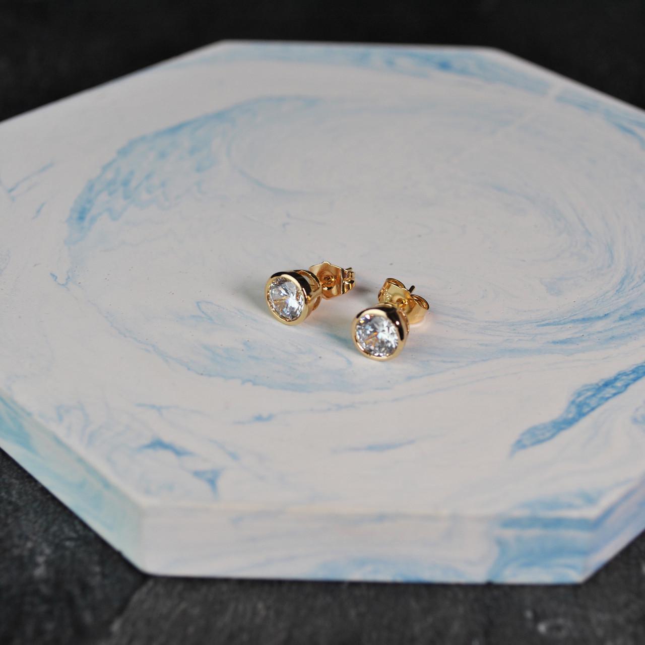 Сережки цвяшки фіаніт в оправі медична сталь позолота 8 мм (x004-2) - фото 4 Сережки цвяшки фіаніт в оправі медична сталь позолота 8 мм (x004-2) - фото 4