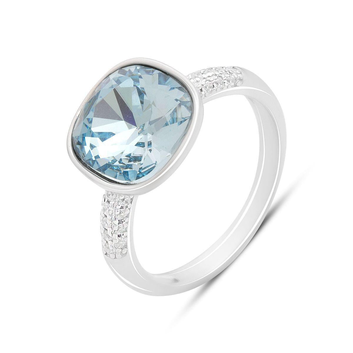 Кольцо серебряное с фианитом овальной формы и светлыми боковыми вставками р. 16,5