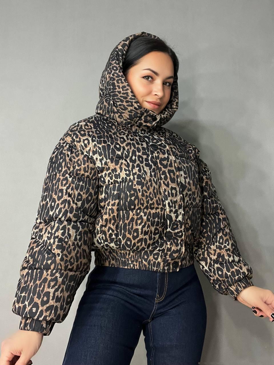 Куртка женская Lady Yep 9006 короткая с капюшоном леопардовый принт на резинке демисезонная р. 46 Темно-коричневый (3283) - фото 6 Куртка женская Lady Yep 9006 короткая с капюшоном леопардовый принт на резинке демисезонная р. 46 Темно-коричневый (3283) - фото 6