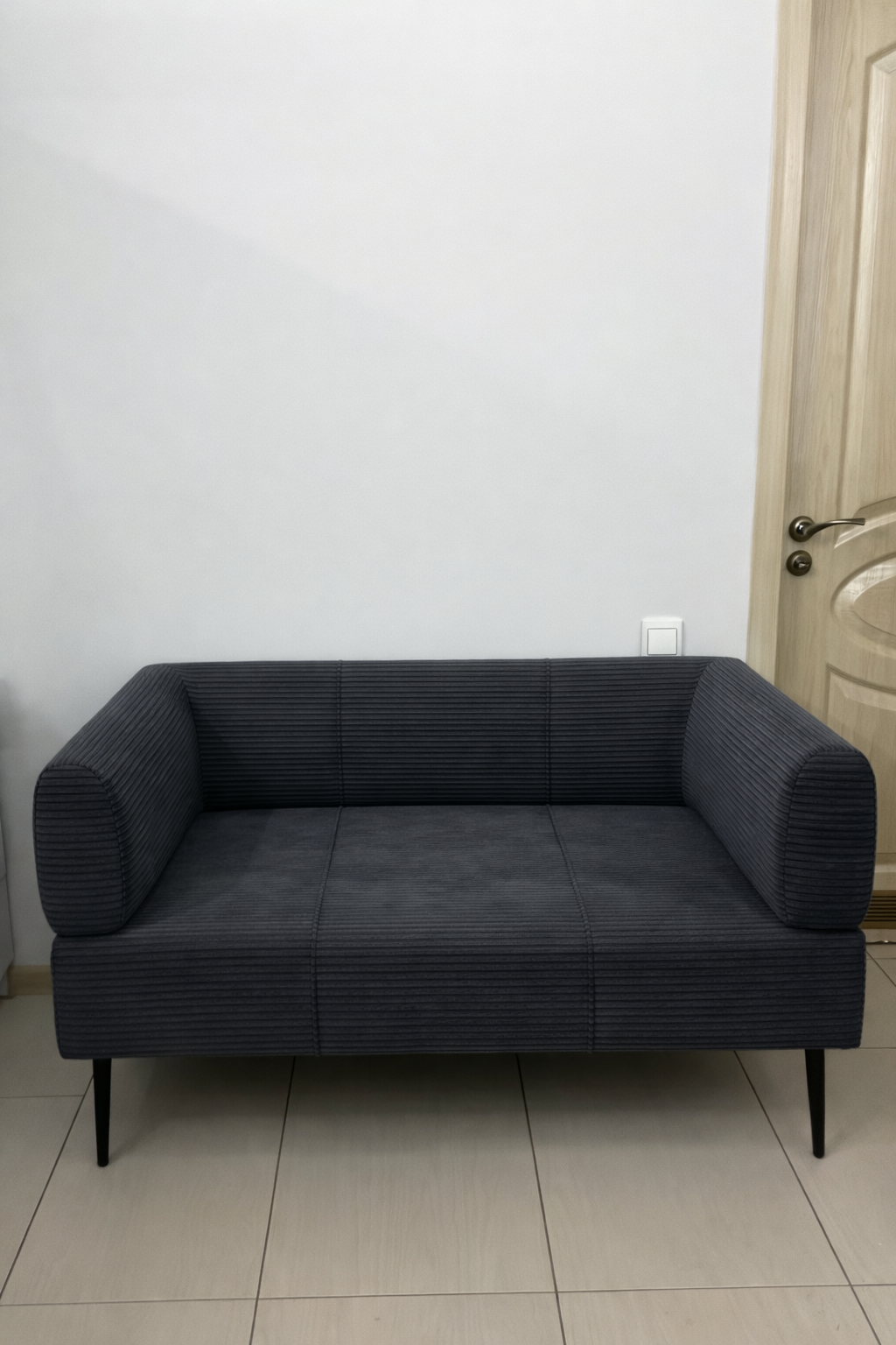 Диван офисный Tobi Sho Бенно-1 с подлокотниками велюр вельвет 1200х720х750 мм Lotus 100/Anthracite (h1ty7839)