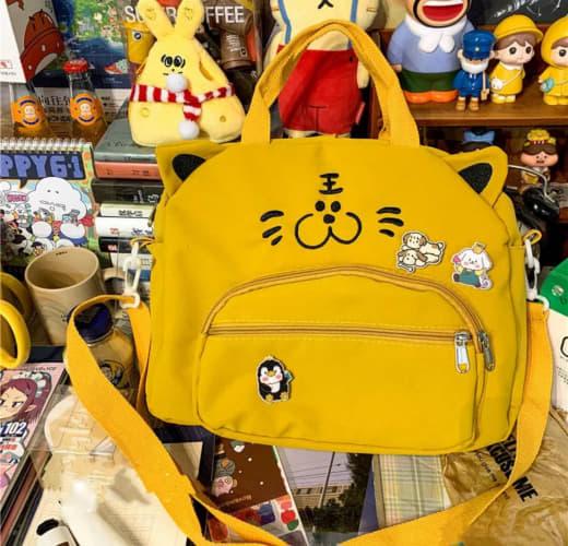 Сумка-рюкзак школьная для девочки котик с ушами с брелком/значками Ярко-желтый - фото 5 Сумка-рюкзак школьная для девочки котик с ушами с брелком/значками Ярко-желтый - фото 5