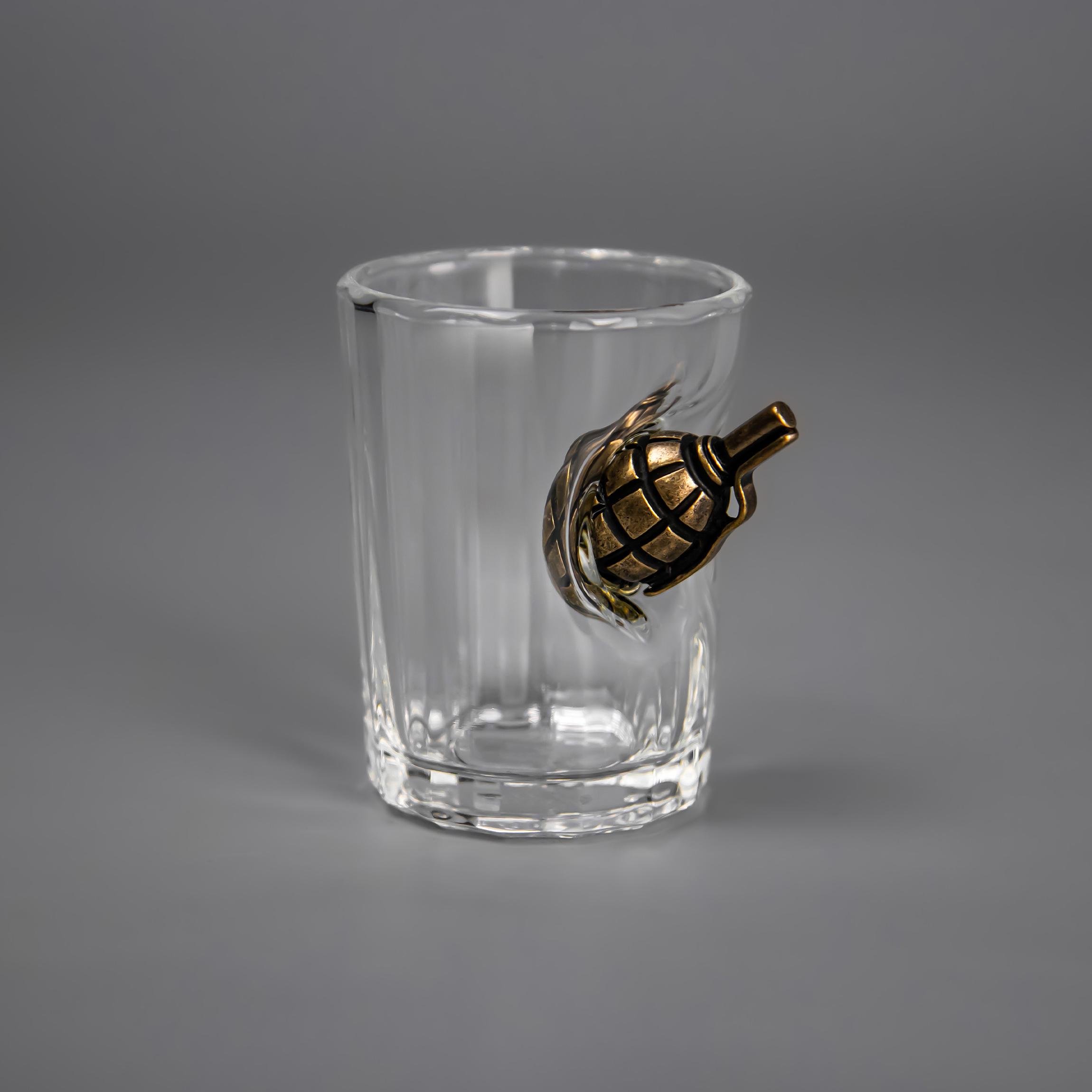 Рюмка граненная с лимонкой (26293496)