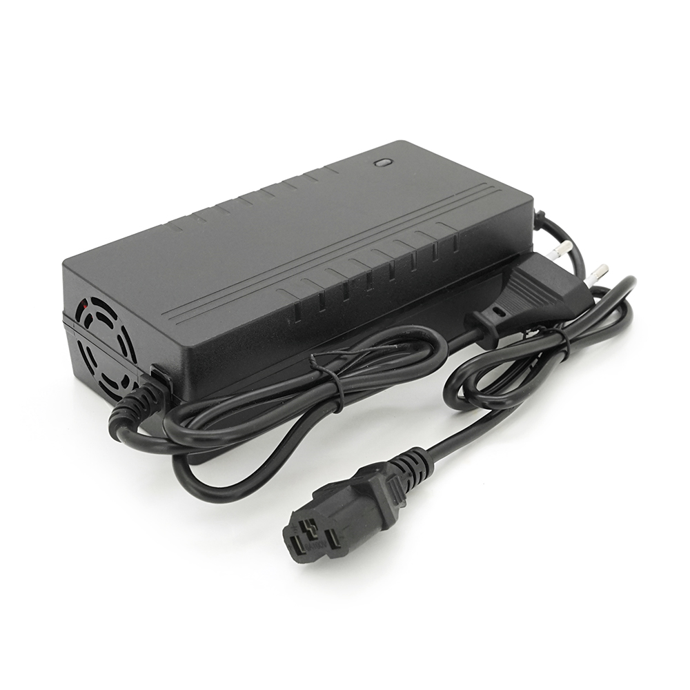 Зарядное устройство VOLTRONIC Li-ion 16,8V 4S 5A для аккумуляторов с LED-индикацией зарядки и защитой (36758)