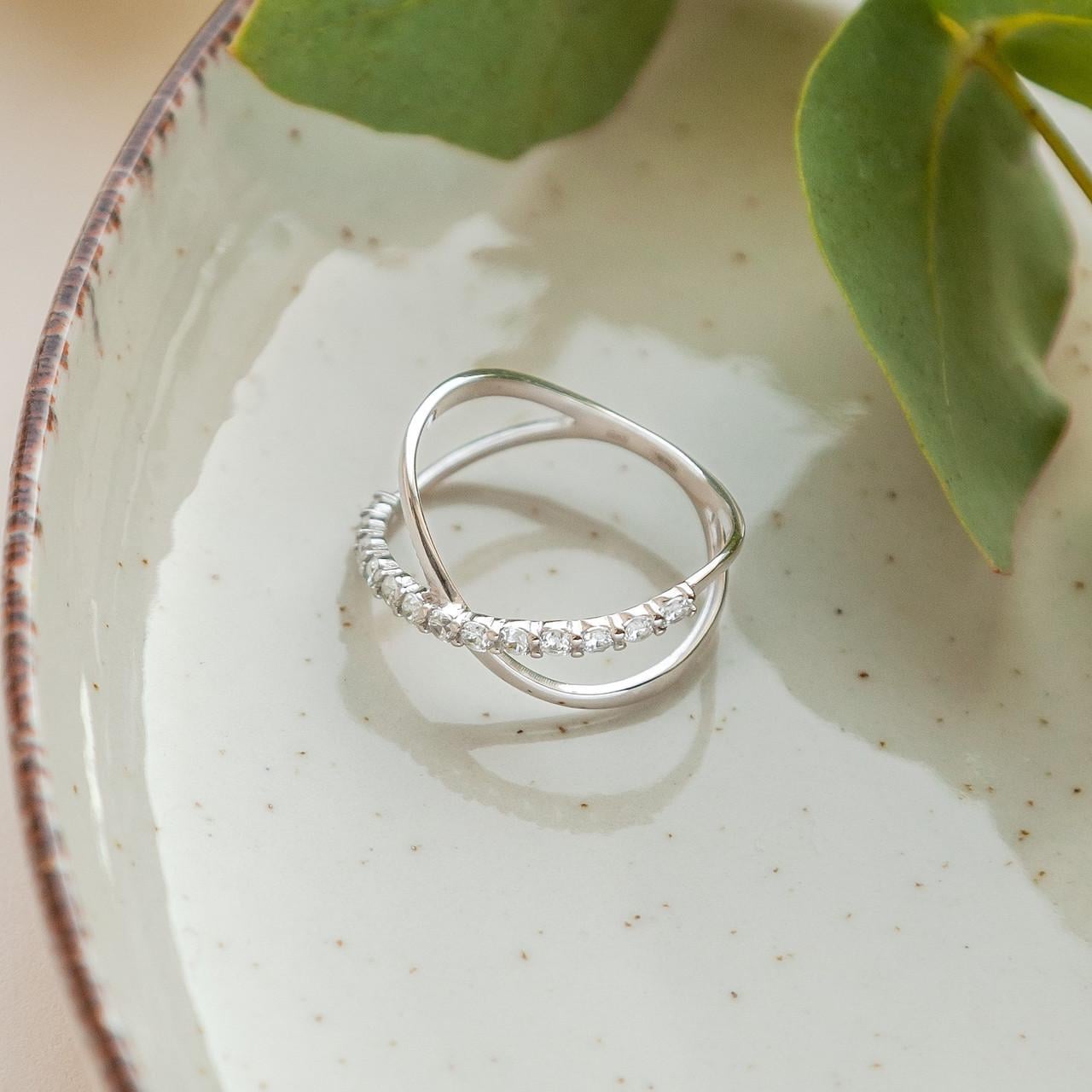 Кольцо серебряное Бесконечность нежный дизайн с сияющими белыми фианитами р. 18