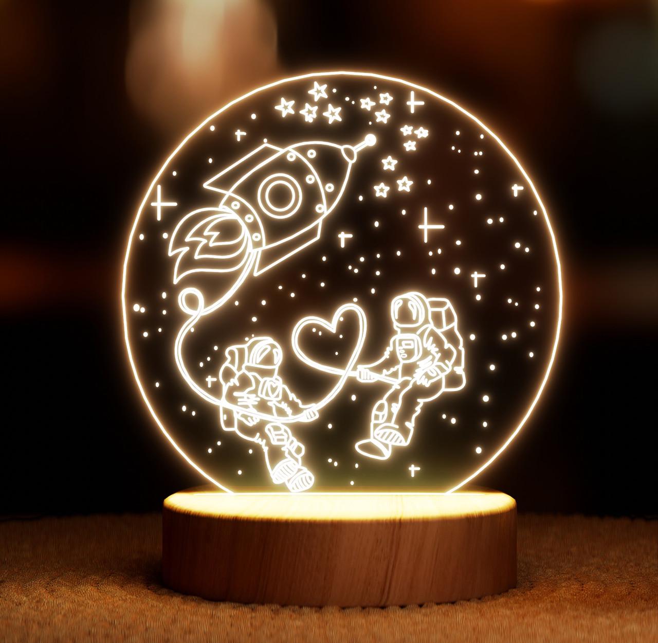 Нічник-світильник Lampic Космонавти з серцем USB дерево/акрил 15х18 см Жовтий (32377383)