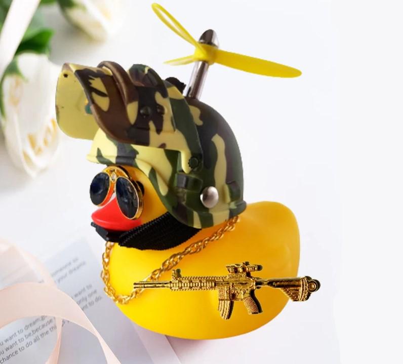 Качка гумова в шоломі з аксесуарами для автомобіля (AWN-00399) Качка гумова в шоломі з аксесуарами для автомобіля (AWN-00399)