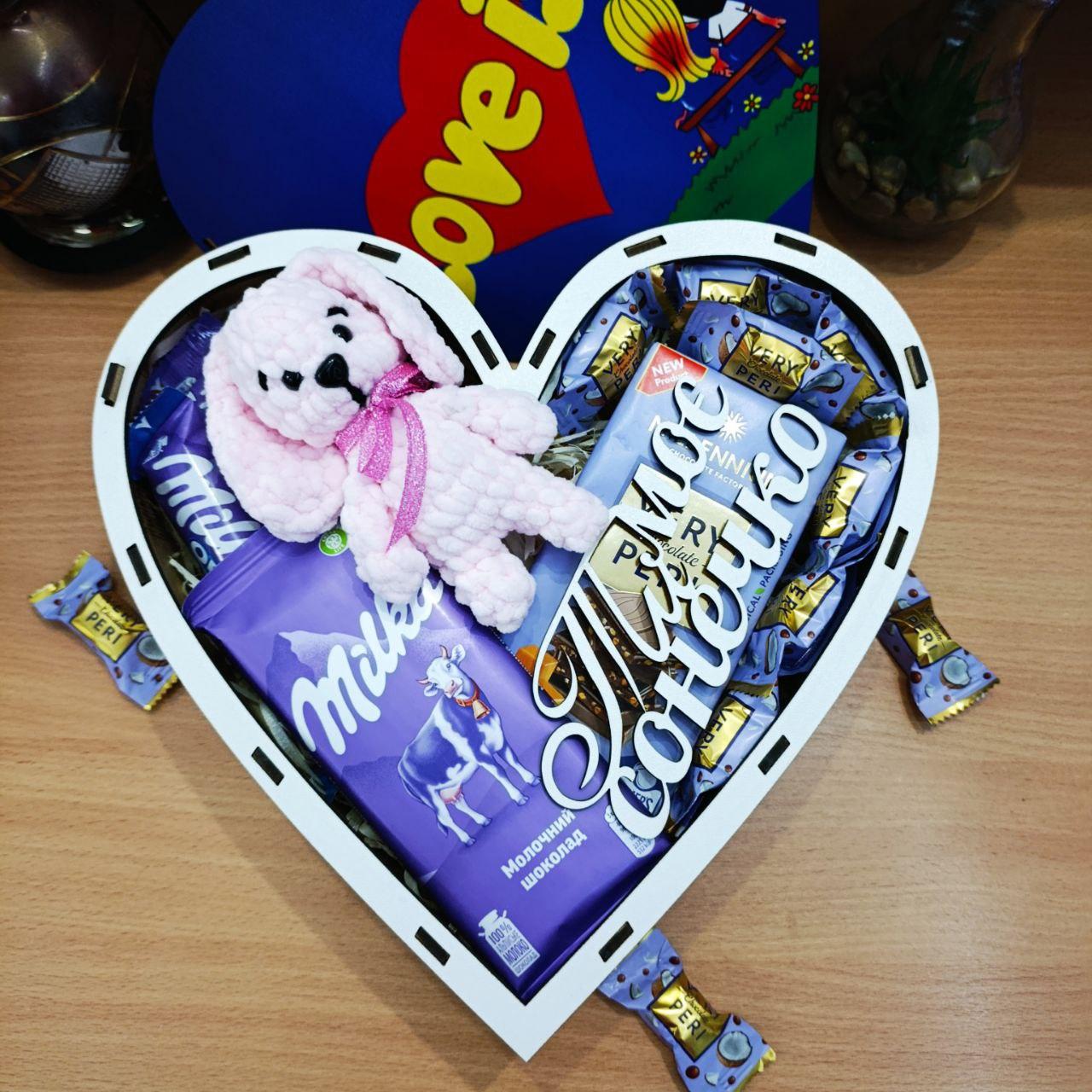 Подарочный бокс сердце с принтом Love is... (ar162)