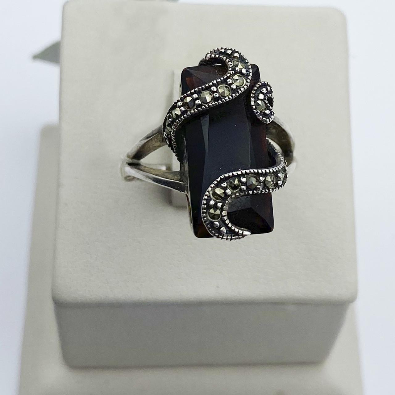 Кольцо серебряное с гранатом и марказитом р. 18 6,71 г (1988245574)