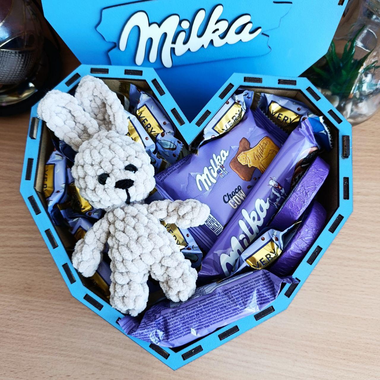 Подарунковий бокс Мілка з солодощами та іграшкою (ar315)