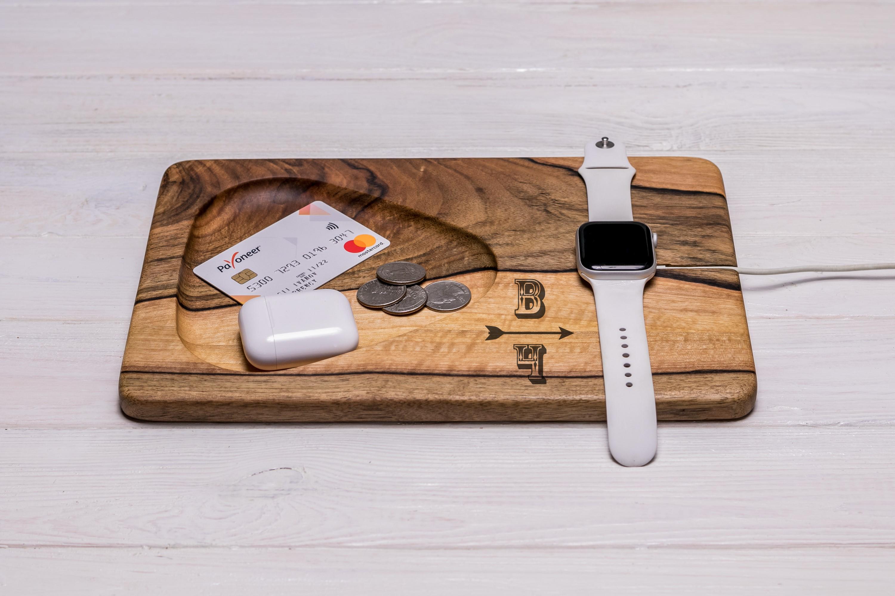 Органайзер EcoWalnut Play iWatch на робочий стіл із іменним гравіюванням (EW-12.2)