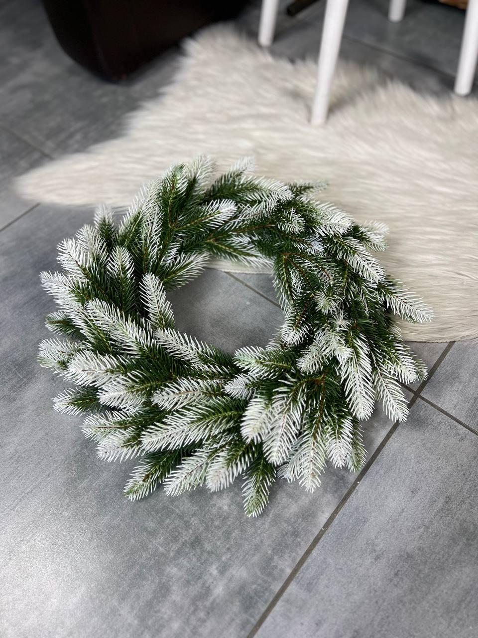 Вінок новорічний Роял зі штучної хвої з білими кінчиками 40 см Зелений (YA678612) - фото 4 Вінок новорічний Роял зі штучної хвої з білими кінчиками 40 см Зелений (YA678612) - фото 4
