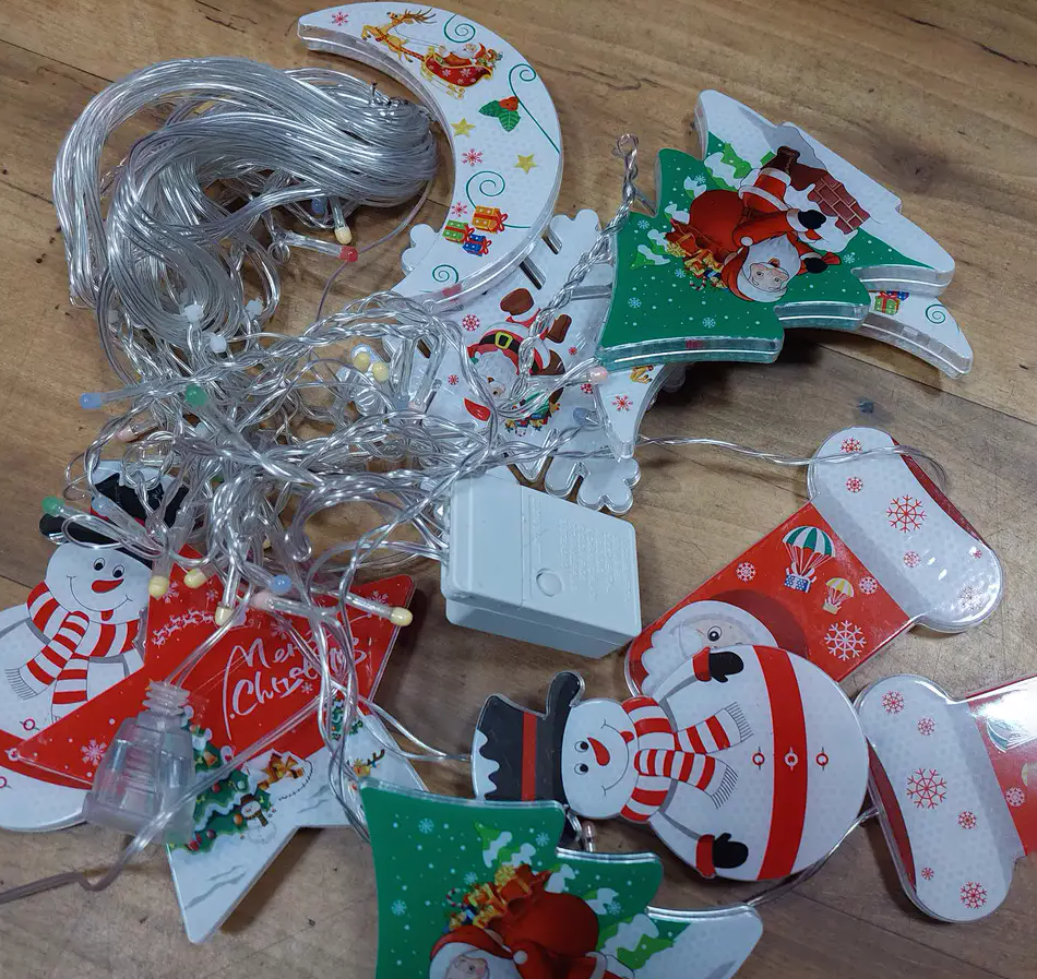 Гирлянда штора с фигурками луны/елки/снегаря/звезды и сапога 10 фонариков (29433628) - фото 4