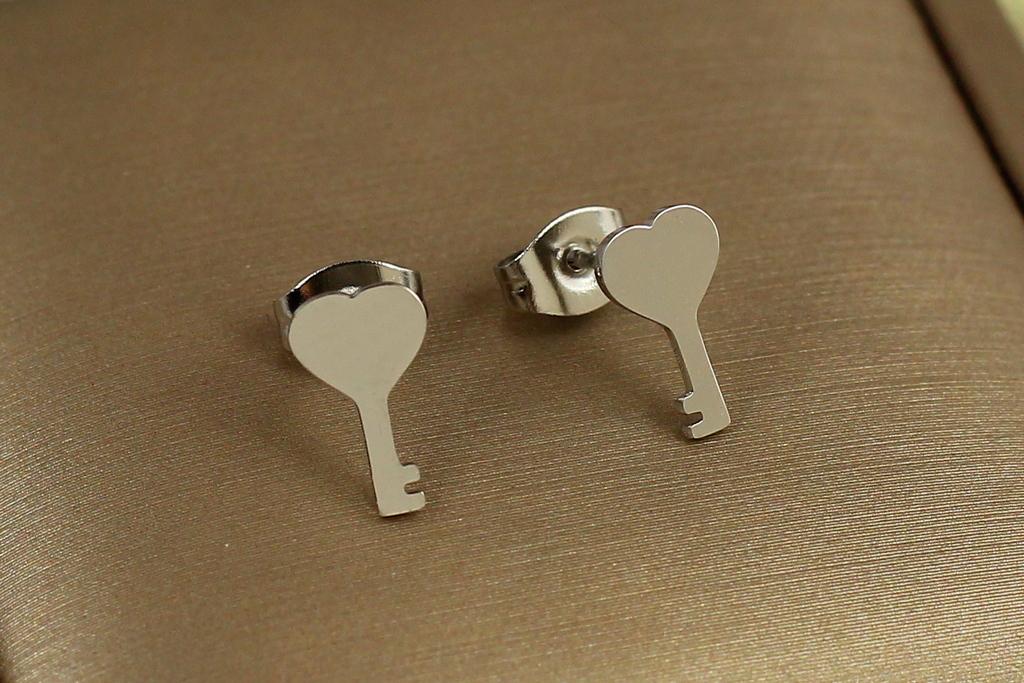 Серьги Stainless steel гвоздики ключ с сердечком 1 см Серебристый (38119945)