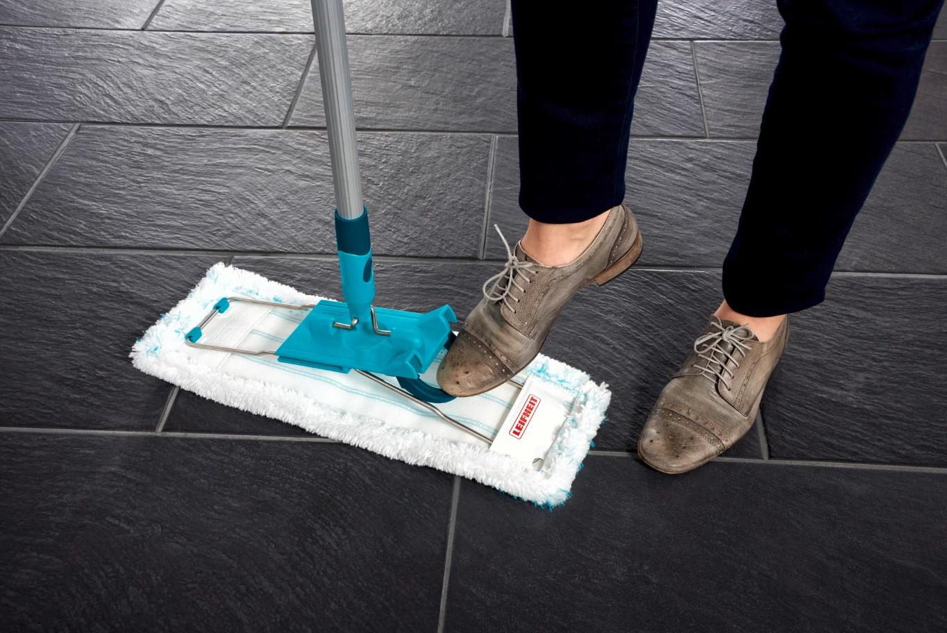 Швабра для підлоги Leifheit 55045 Profi XL micro duo алюмінієва (26357236) - фото 5 Швабра для підлоги Leifheit 55045 Profi XL micro duo алюмінієва (26357236) - фото 5