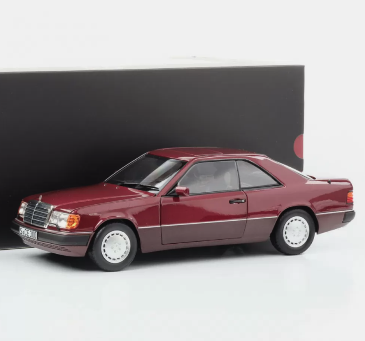 Модель автомобиля Mercedes-Benz 300 CE-24 C124 Coupe 1990 1:18 Almandine Red (B66040691) - фото 4