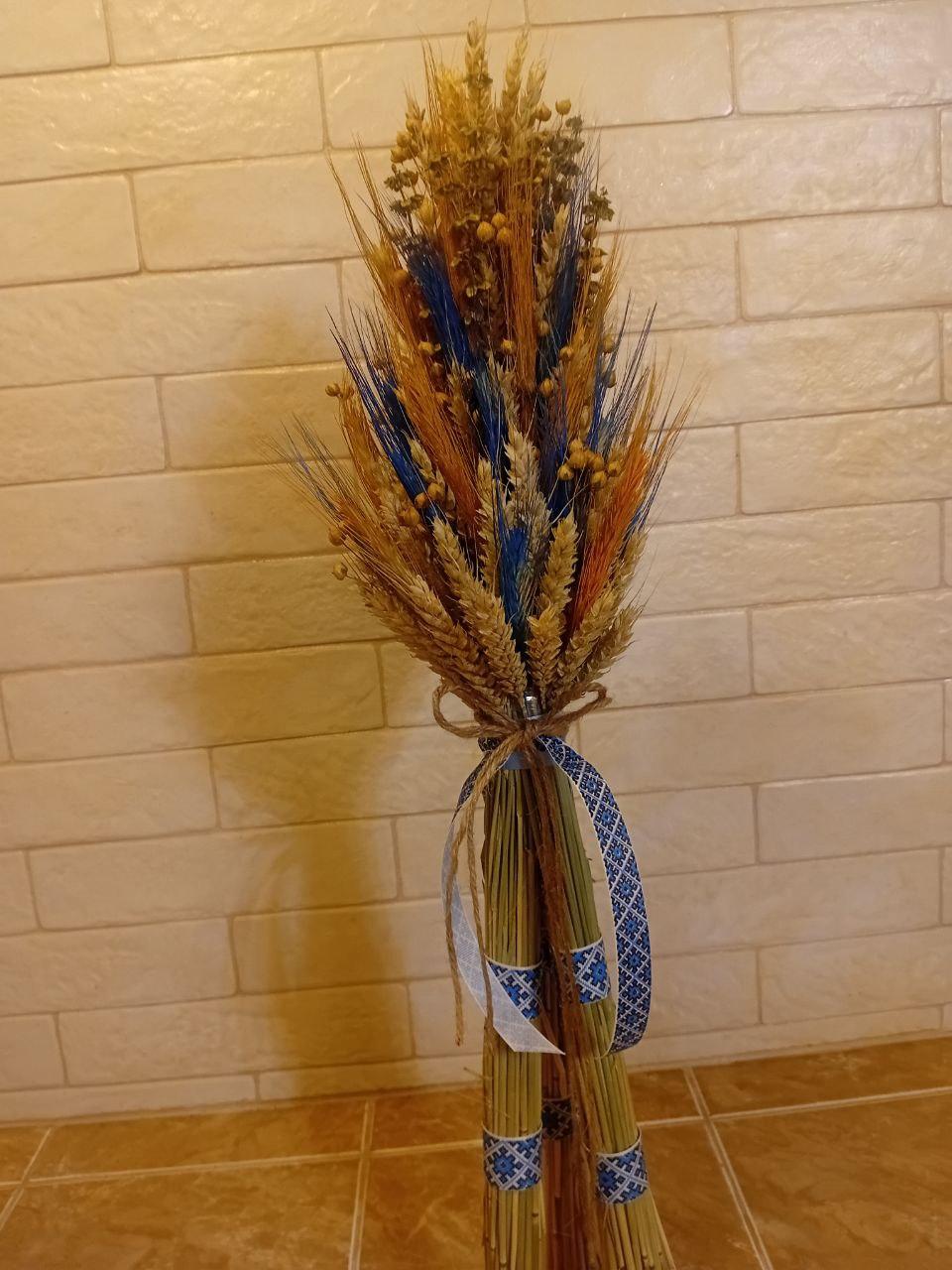 Дідух різдвяний з колосcя пшениці/льону та вівса на трьох ніжках 60-65 см зі стрічкою вишиванкою Синій (2813775794) Дідух різдвяний з колосcя пшениці/льону та вівса на трьох ніжках 60-65 см зі стрічкою вишиванкою Синій (2813775794)