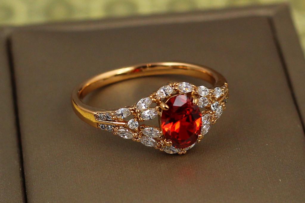 Кольцо Xuping Jewelry Баллада с красным фианитом р. 21 Золотистый