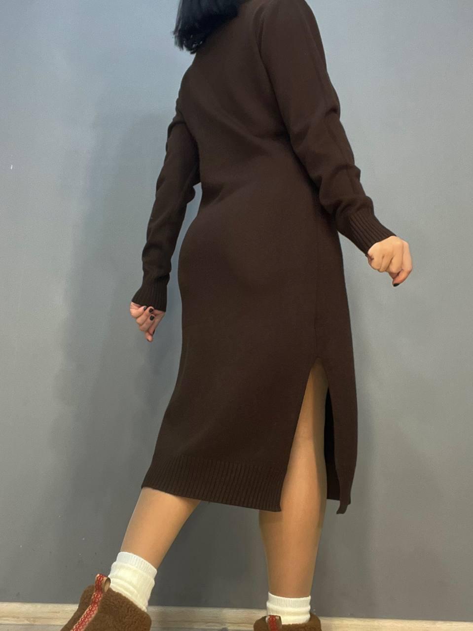 Платье женское ACCORDDREAM 2858 свитер длинное оверсайз воротник стойка разрез OS Коричневый (3211) - фото 3
