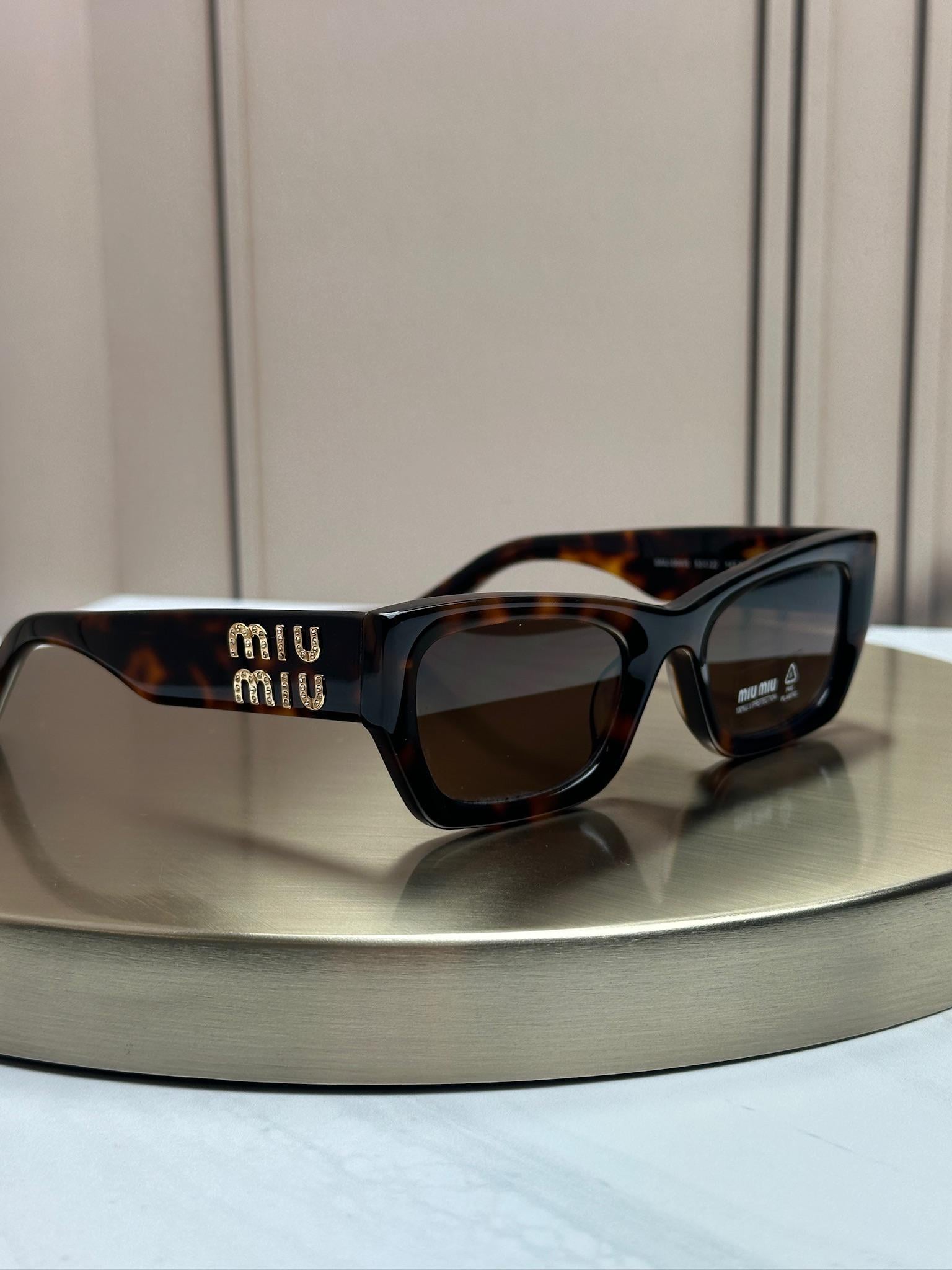 Солнцезащитные очки Miu Miu SMU 09WS прямоугольные с золотым логотипом коричневая линза женские Черепаховый