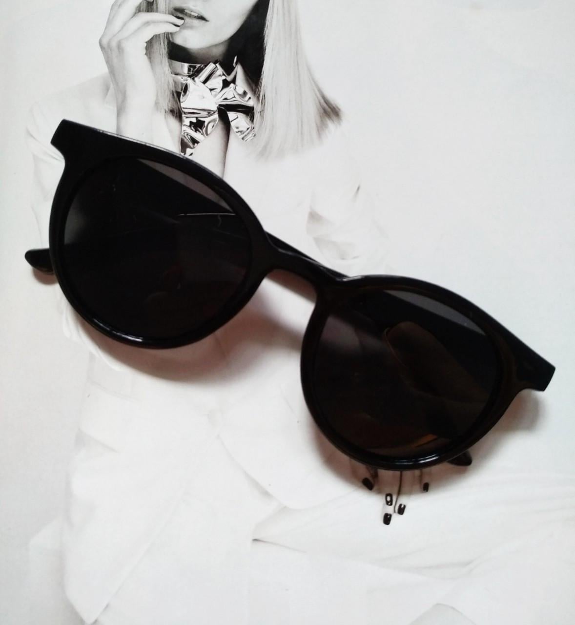 Солнцезащитные очки стильные в цветной оправе Черный