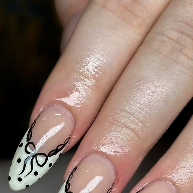 Накладные ногти френч с дизайном бант в горошек миндаль с клеевыми пластинами 24 шт. Белый с черным (2789190687) - фото 4 Накладные ногти френч с дизайном бант в горошек миндаль с клеевыми пластинами 24 шт. Белый с черным (2789190687) - фото 4