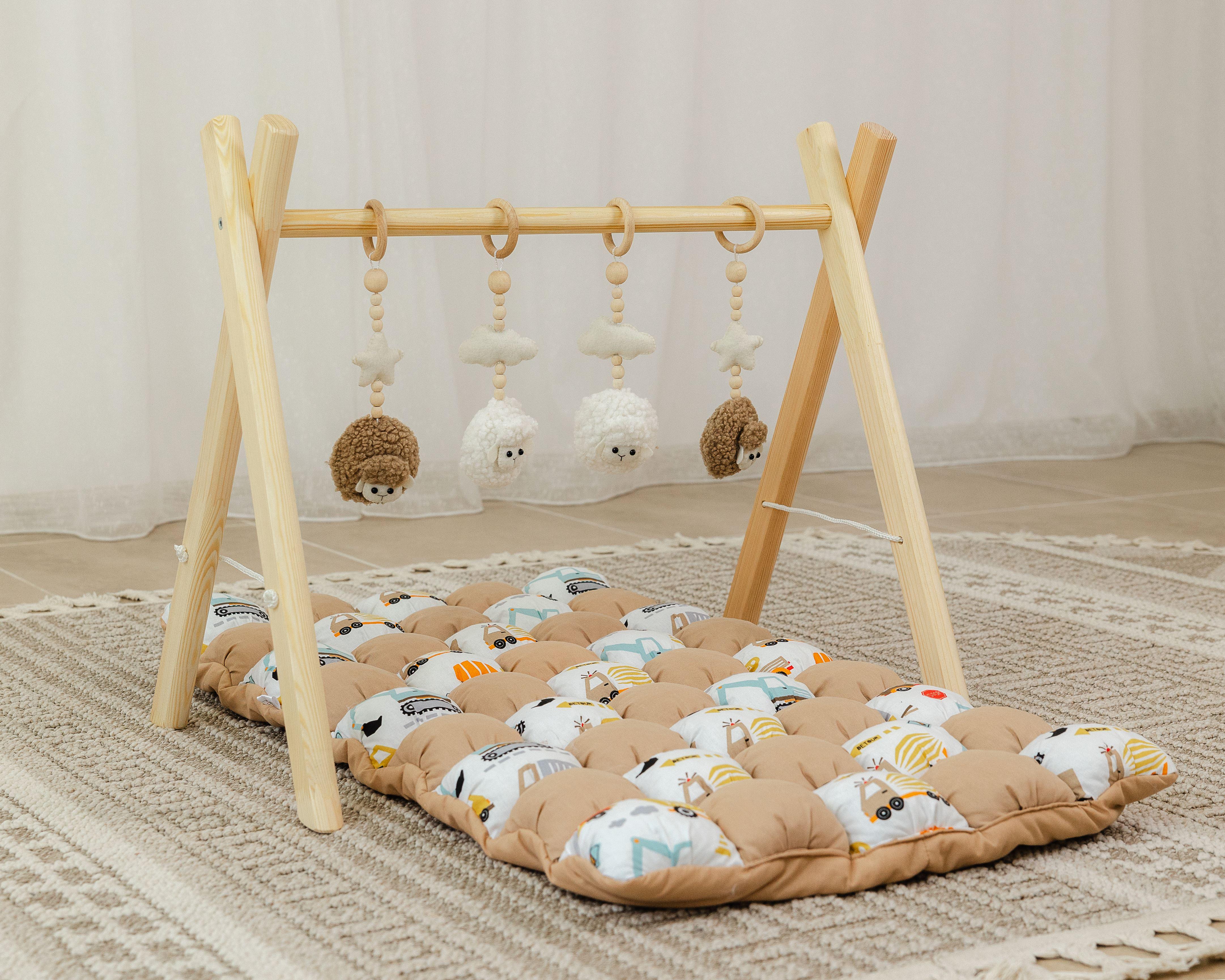 Мобиль детский напольный деревянный Пушистые овечки с матрасом Машинки (0002320)