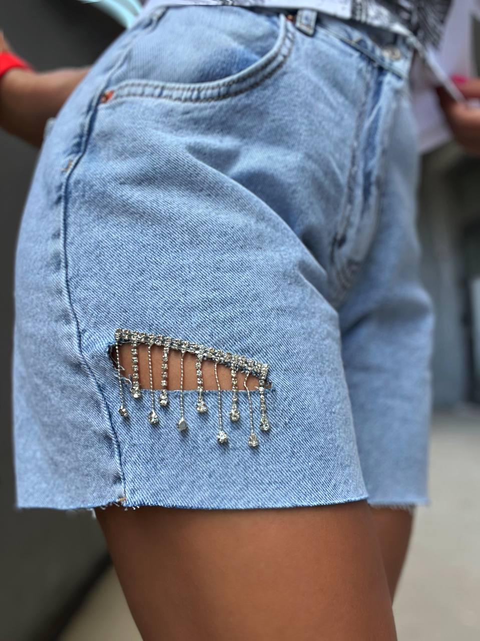 Шорты женские джинсовые ITS Basic 2776 STRAIGHT разрез камни цепочки р. 34 Светло-голубой (2222) - фото 2