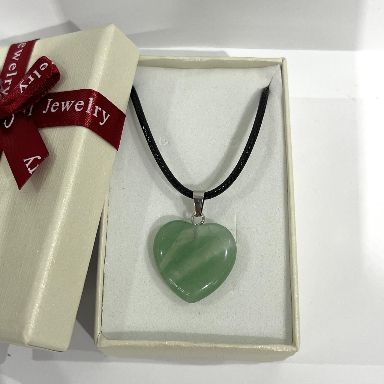 Кулон с натуральным камнем нефрит в форме сердца на шнурке экошелк 19 мм (2016222687)