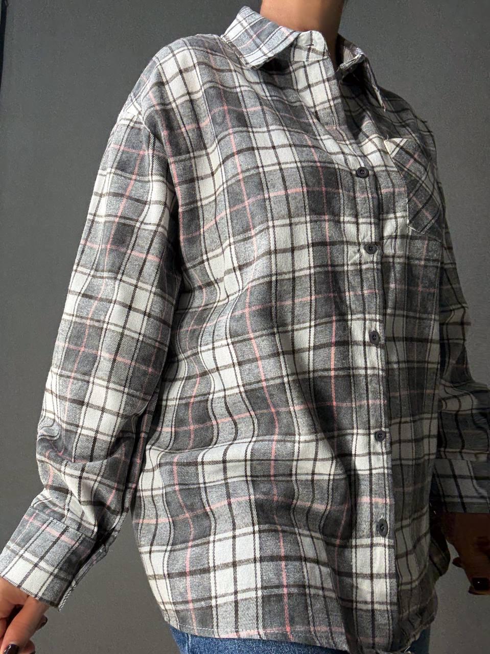 Сорочка жіноча YZY 7765 в клітинку оверсайз широка варена OS Сірий (4919) - фото 7 Сорочка жіноча YZY 7765 в клітинку оверсайз широка варена OS Сірий (4919) - фото 7