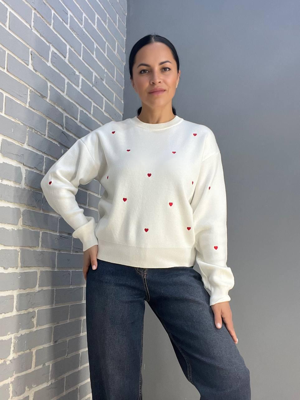 Свитер женский A-N 7075 широкий вышитые сердца OS Белый (2915) - фото 9