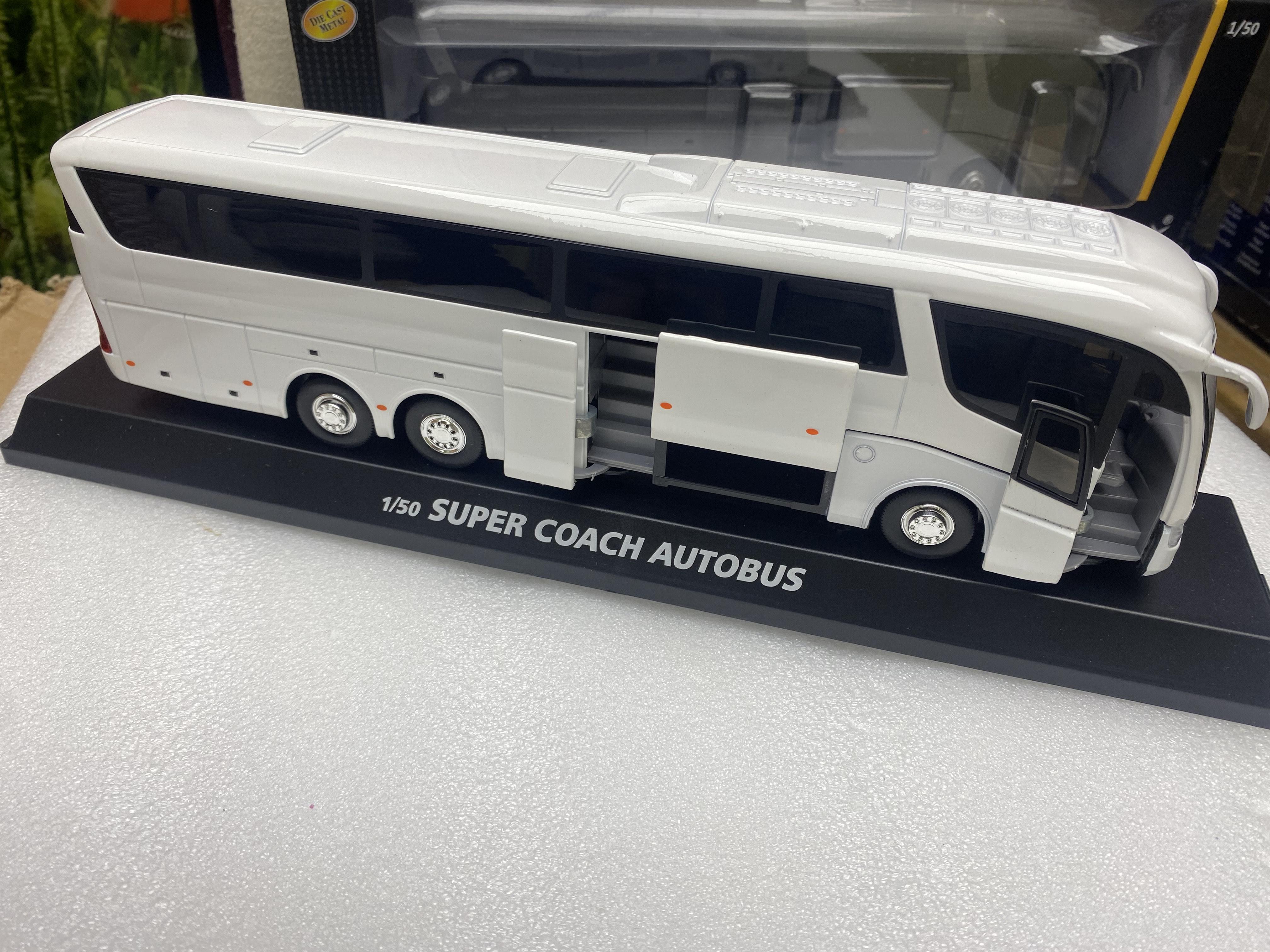 Коллекционная модель автобуса IRIZAR 1:32