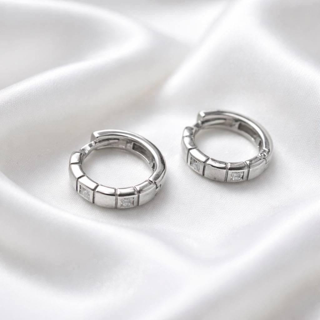 Серьги серебряные LoveR в форме геометрического кольца с квадратными вставками фианитов и английским замком