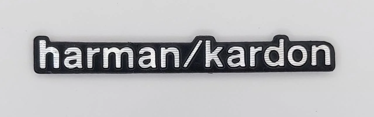 Эмблема Harman/kardon на сетку динамика 4,4х0,5 см (1317944538)