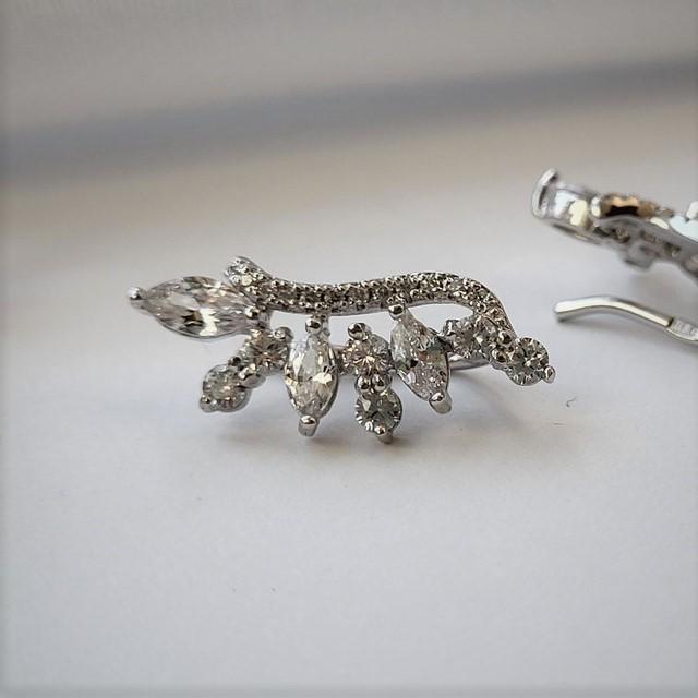 Серьги Веточка с камнями из серебра с родием 925 пробы 2,4 г (56238р)