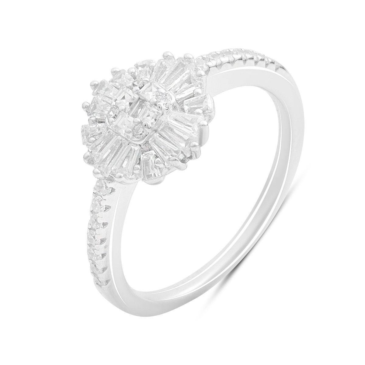 Кольцо серебряное с центральной композицией из фианитов круглой и багетной формы р. 18