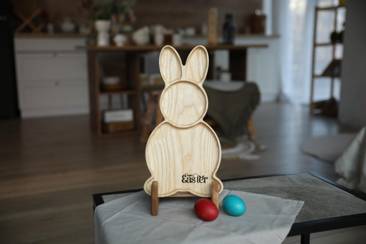 Декор на великодній стіл менажниця ясенева Великодній кролик 18х36х2 см (WDE-12.1) - фото 7 Декор на великодній стіл менажниця ясенева Великодній кролик 18х36х2 см (WDE-12.1) - фото 7