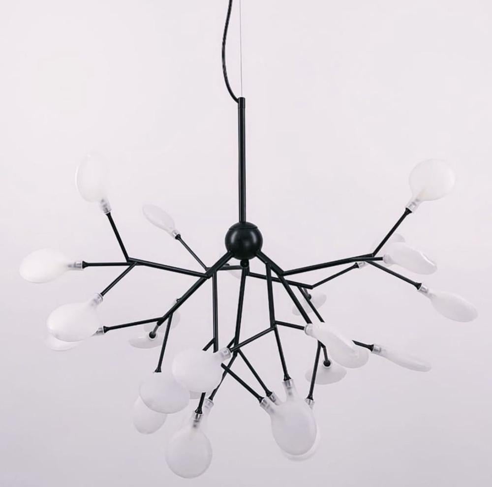 Люстра современная каскадная листовая на 27 белых лепестков-ламп Черный/Белый (H686/27 BK_787)